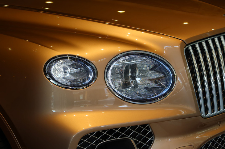 ベントレー・ベンテイガEWBアズール ファーストエディション（ヘッドランプ）