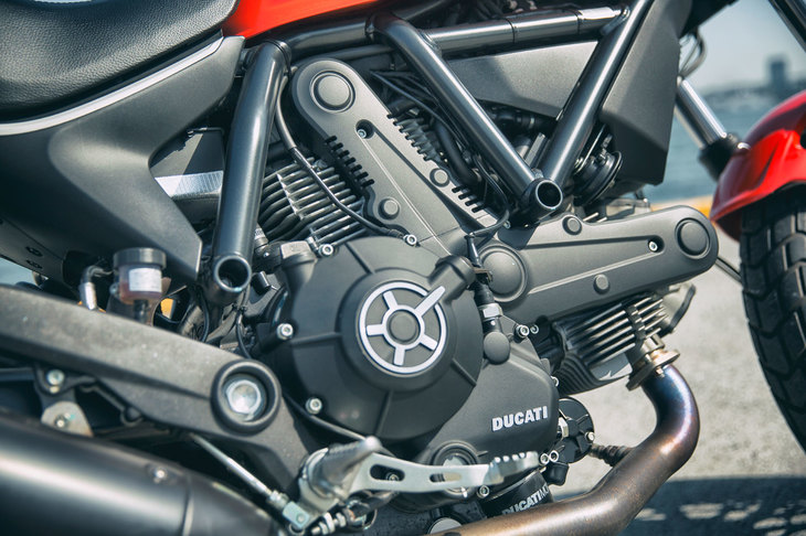 バルブ駆動にドゥカティ伝統のデスモドロミックを用いた空冷L型2気筒エンジン。40psの最高出力と34Nmの最大トルクを発生する。