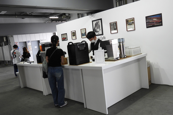 ピット内に開設された、来場者にドリンクをサービスする「Chevy's Cafe」。