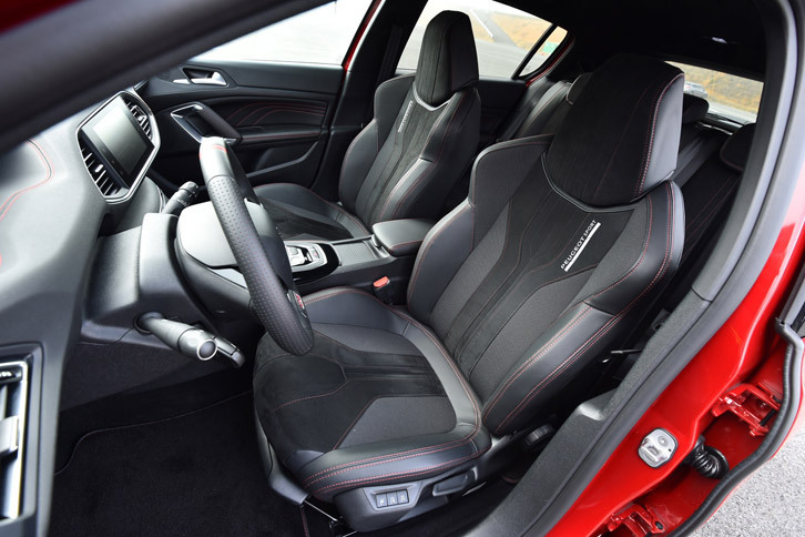 「308GTi 270 by PEUGEOT SPORT」にはサイドサポートが張り出したバケットシートが装備される。