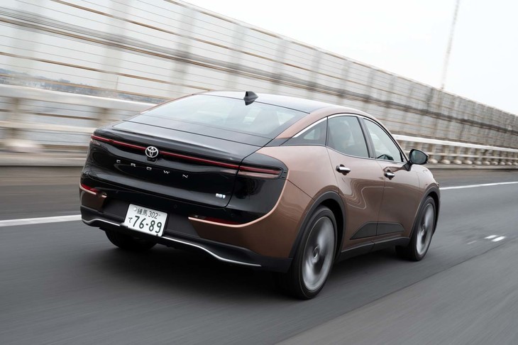 全長5m近いサイズでありながら、最小回転半径は5.4ｍに抑えられている。後輪操舵システム「DRS」は「クロスオーバー」全車に標準装備。