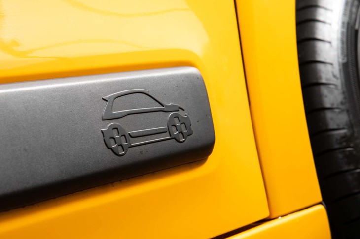 従来はメッキの装飾が加えられていたサイドプロテクターはブラック一色に変更。こちらにも「トゥインゴ」のイラストが描かれている。