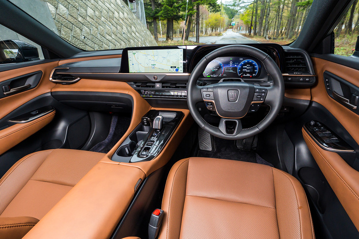 インテリアカラーはこのサドルタンのほかにブラックも選べる。エアコンの吹き出し口やステアリングホイールにはブラス調のアクセントがあしらわれる。