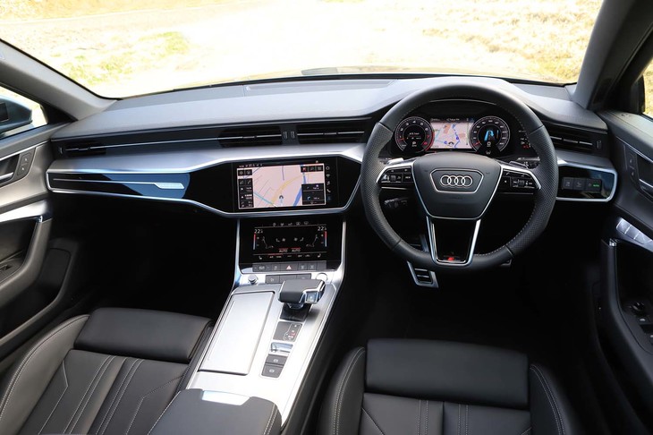 メカニカルスイッチを大幅に減らしたインストゥルメントパネル。フラッグシップ「A8」譲りのデザインといえる。