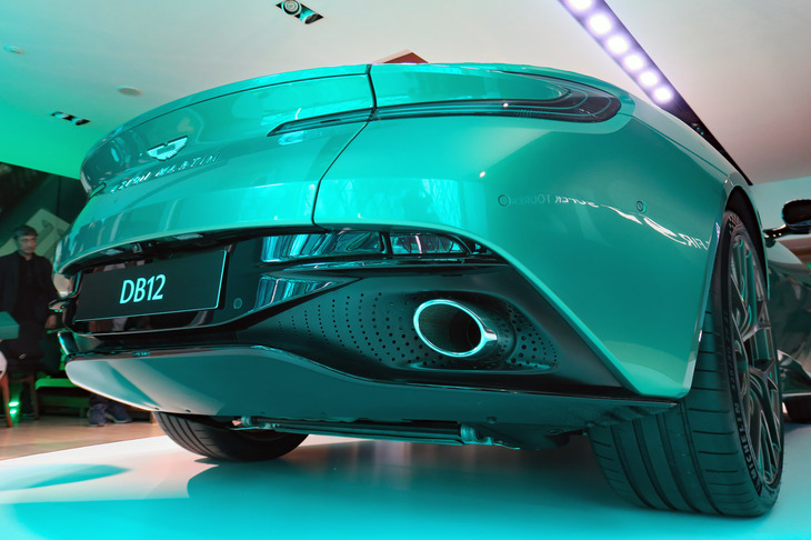 アストンマーティンDB12（マフラー）