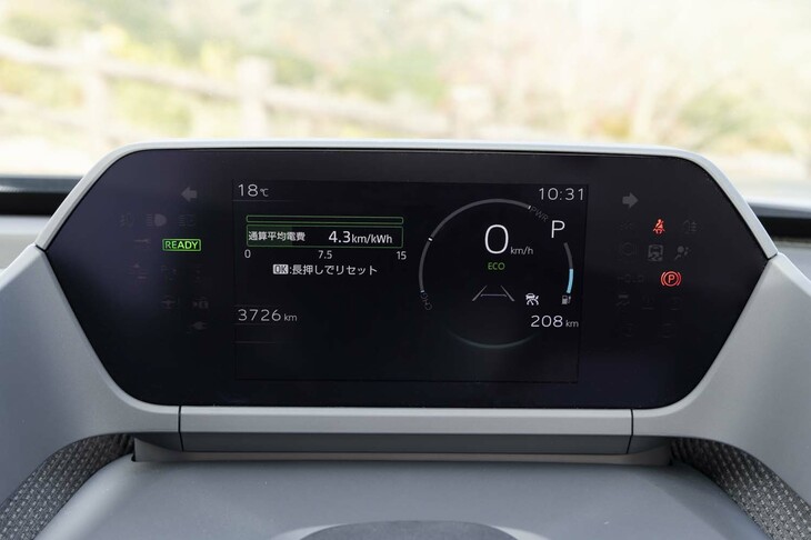 バイザーレスの液晶メーターはステアリングホイールよりも上にレイアウトされている。「P」の下のバーグラフが残り電力量で、パーセントでは表示されない。