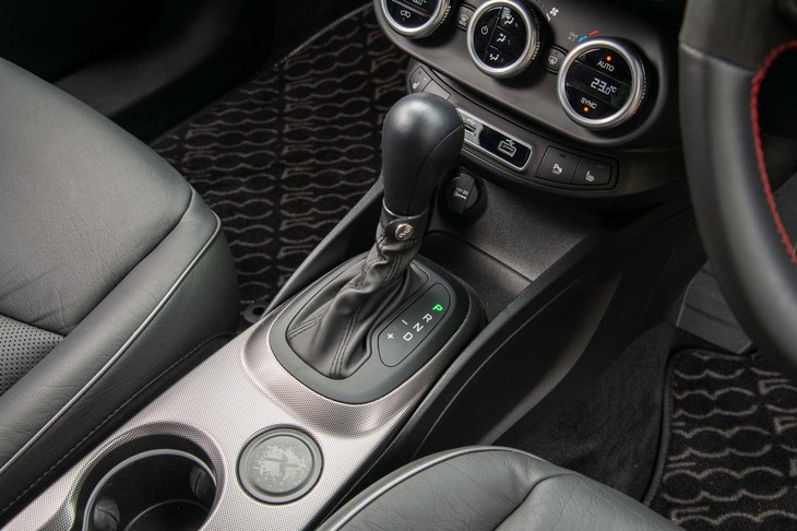 変速機は乾式の6段デュアルクラッチ式AT。ステアリングポストにはシフトパドルを装備する。