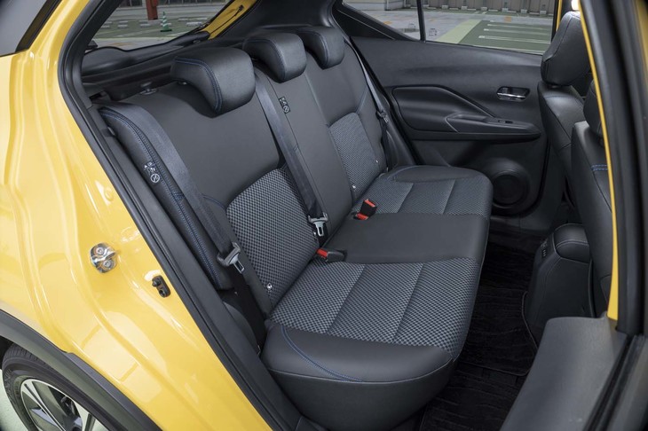 前席の背もたれ背面をへこませるなどして拡大した600mmの後席ニールームはクラストップの広さをアピールする。