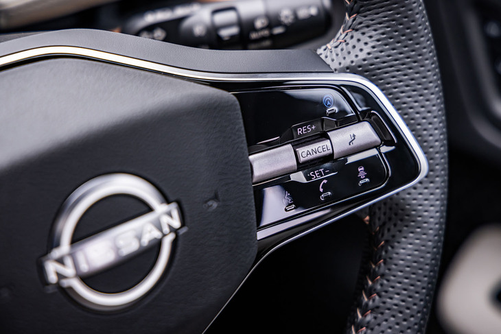 ステアリングホイールの右スポーク部分に「プロパイロット2.0」の操作スイッチを配置。プロパイロット2.0を起動すると、「インテリジェントBSI（後側方衝突防止支援システム）」と「インテリジェントLI（車線逸脱防止支援システム）」も同時に作動状態となる。