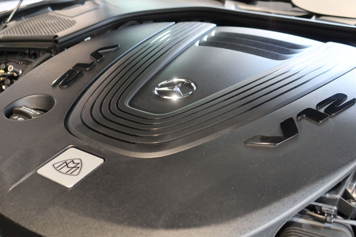 メルセデス・マイバッハS680エディションノーザンライツ（エンジンカバー）