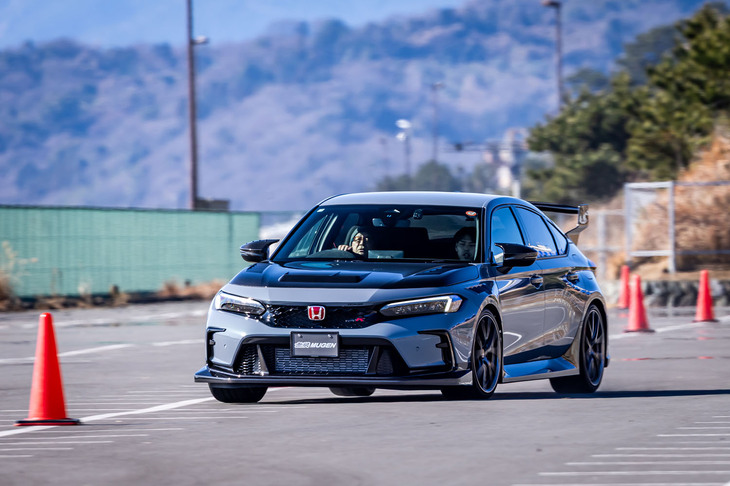 「無限シビック タイプRグループB」でのパイロンスラロームシーン。何をしても盤石で、路面に張りついたまま恐ろしいスピードでパイロンの間を抜けていく。