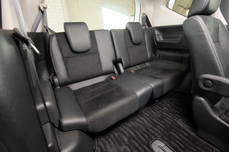 3列目シートも大人がきちんと座れるサイズ。左右にはね上げて収納する。