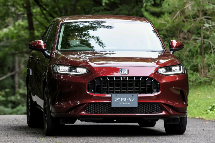 4WDシステムは純ガソリン車も「e：HEV」も、リアモーター式ではなくプロペラシャフトで後輪に駆動力を伝達するタイプだ。低負荷走行時にも数N・mのトルクをリアに伝えており、いざとなれば必要な駆動力を、瞬時に後輪で発生させることができる。