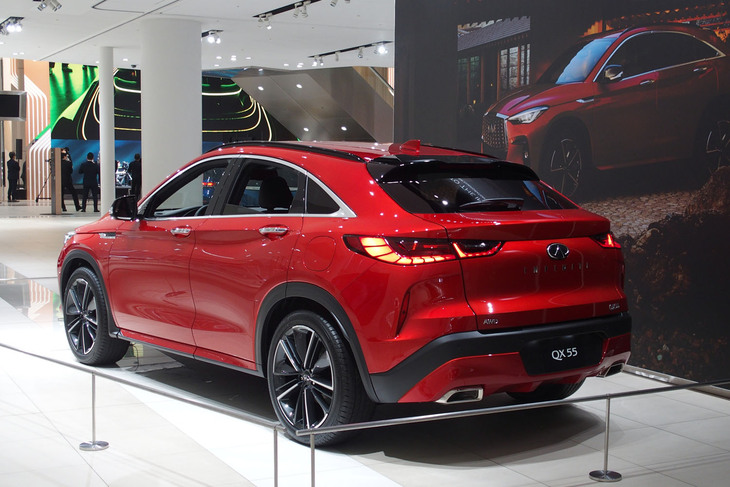 インフィニティQX55（リアビュー）