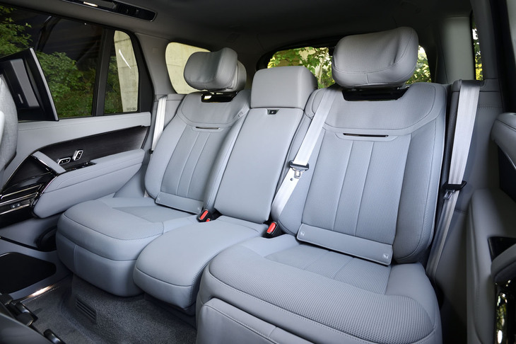 3人掛けとなる「レンジローバーSV P510e」の後席。リアのヘッドルームは996.5mm、レッグルームは1027mmもの余裕がある。導入されるP510eにはスタンダードホイールベースしか用意されないが、一般的な日本人の体格ならこちらでも広さに不足はないだろう。
