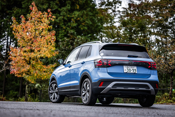 新採用されたX型のリアコンビランプやSUVらしさを強調するバンパーデザインが目を引く「Tクロス」の後ろ姿。最上級モデルの「TSI Rライン」と同様に「TSIスタイル」にもシルバーのルーフレールが標準で装備される。