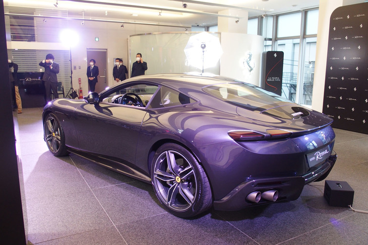 「ローマ」のリアビュー。従来のフェラーリ車とは一線を画す、コンパクトで薄型のテールランプが採用されている。導入時、価格は2682万円と発表された。