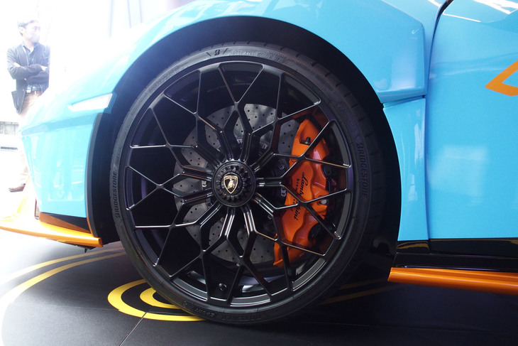 「ウラカンSTO」専用チューンとなる「ブリヂストン・ポテンザ スポーツ」タイヤを装着。サイズはフロントが245/30R20、リアが305/30R20。