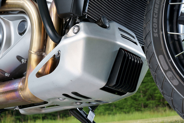 岩などへのヒットに備え、車体下部にガードが備わるのはいいのだが、守られるべき機器が外に飛び出しているのはいただけない。