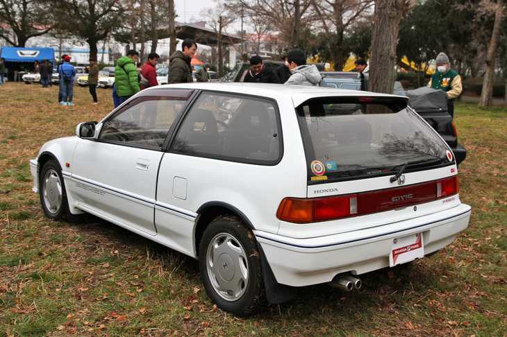 1987年にデビューした4代目“グランドシビック”の「3ドアSi」。3代目の途中で登場した、ホンダとしては「S800」以来のDOHCエンジンとなるZC型1.6リッターを搭載。ホイールを含めオリジナル（＋純正オプション）の姿を維持している個体は珍しい。