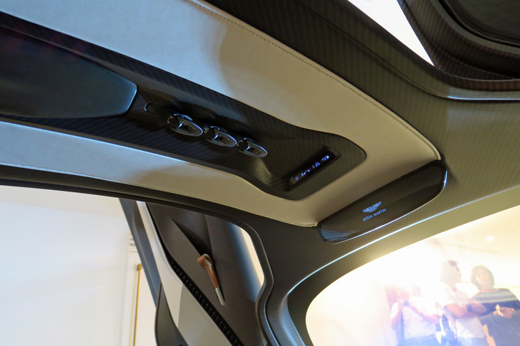 アストンマーティン・ヴァルハラ（オーバーヘッドコンソール）