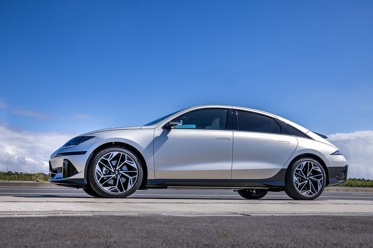 「アイオニック6」（豪州仕様車）のボディーサイズは全長×全幅×全高＝4855×1880×1495mm、ホイールベースは2950mm。全長はクロスオーバーEVの「アイオニック5」より220mm長いが、ホイールベースは逆に50mm短い。