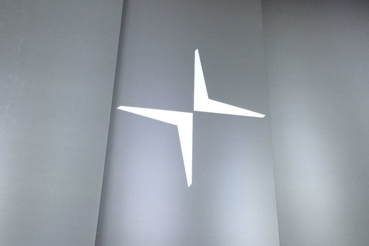 新生ポールスターブランドのエンブレム。