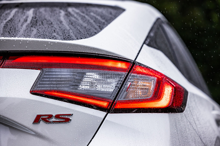 今回のマイナーチェンジでは、フロントマスクを中心としたエクステリアデザインの変更やインフォテインメントシステムのアップデートなどを実施。軽快な走りを楽しめる6段MT搭載の新グレード「RS」の設定もトピックだ。シビックRSの車両本体価格は419万8700円。