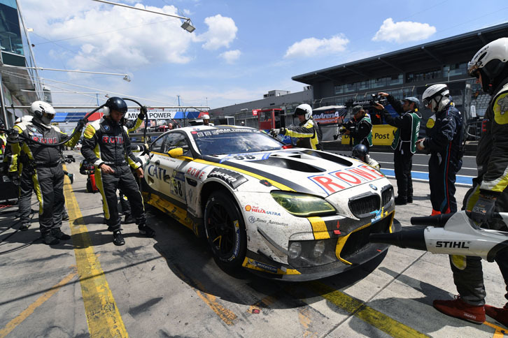 下馬評では「BMW M6」（写真）の優勢が予想されていたのだが、レース序盤は例年以上に上昇した気温に苦戦。夜間を迎えて気温が下がると追い上げを開始した。最上位は、予選では21位にとどまっていたローヴェ・レーシングの98号車。レース終盤でトップ争いを展開し、2位表彰台を獲得した。