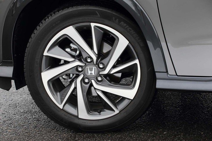 グレーの18インチアルミホイールも「ツーリング」専用アイテム。テスト車には「ミシュラン・プライマシー3」タイヤが装着されていた。