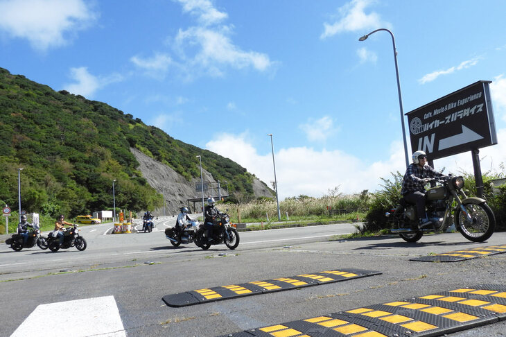 こちらの一団は箱根峠方面から到着。今回の「One Ride」では、関東エリアだけでも東京、神奈川、千葉、茨城、静岡の全14のディーラーが、12組のキャラバンを組んで参加。ツーリングを楽しみながら会場の「バイカーズパラダイス南箱根」に集合した。