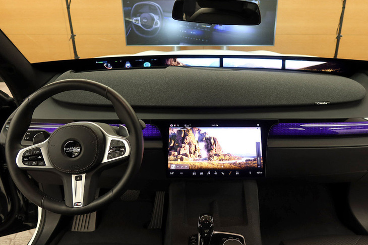 BMWのSUVを使った音と映像のデモ。EV時代になると、静粛性の高まった車内において何ができるのかが求められ、必然的にインフォティンメントシステムの重要度が増すという。