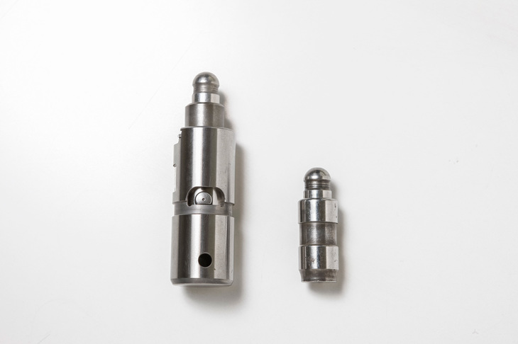 スカイアクティブ-GにはスイッチャブルHLAによる気筒休止システムが採用されている。油圧でロックピンの固定と解除を行う。