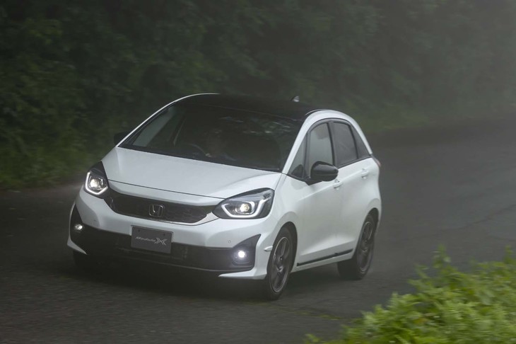 いかなる路面からの衝撃もしなやかに吸収することを狙ったという専用ダンパーを装備。バルブとバルブとのフリクションにまで気を配るなど、細部にまでこだわりが貫かれている。