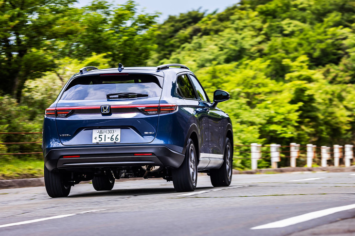 新色のボディーカラー「シーベッドブルーパール」をまとった「e：HEV X HuNTパッケージ」の走行シーン。これを含め外板色は全7色が設定されている。