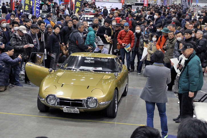 ショップデモカー走行入場。出展しているショップのイチ押しモデルが自走で入場し、メインステージ前で紹介された。これはロッキーオートの「ロッキー3000GT」。フレームからオリジナルという「トヨタ2000GT」のレプリカ。