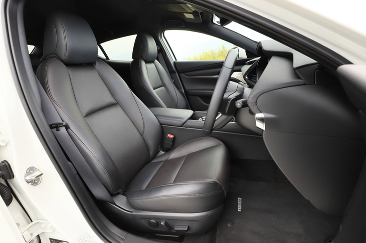 「Lパッケージ」に装備されるパーフォレーションレザーのシート。フロントシートにはヒーターや電動調整機構が備わる。色はブラックとチャコールの2色から選択可能だ。