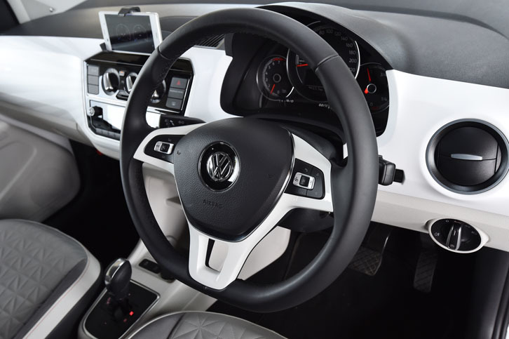 本革巻きのステアリングホイール。スポーク部にオーディオのコントロールスイッチが備わる。