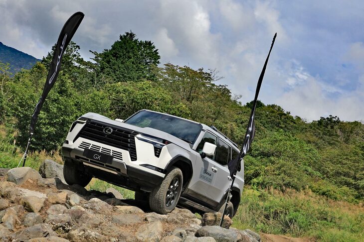 レクサスの取材会「LEXUS SHOWCASE」にて、オフロードコースを走る「レクサスGX」。パワートレインや、足まわり関連の装備の設定は異なるが、基本は「トヨタ・ランドクルーザー“250”」の兄弟車である。（写真：荒川正幸）