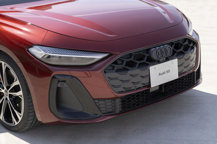 フロントまわりではフェンダーとバンパーを柔らかなラインで自然に結び、その中にヘッドライトを収めたのが特徴とされている。この試乗車はフォーリングスのバッジなどをブラックで統一するオプションを装着している。