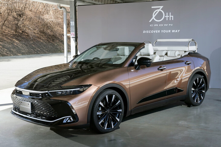 「クラウン エステート」のプロトタイプ試乗会より、会場に展示されていた「クラウン クロスオーバー」のオープンカー。パレード用の特装車と思われるが……。　
	清水「こういう遊び心があるクラウンが出てきても、いいよね！」　
	（写真：郡大二郎）