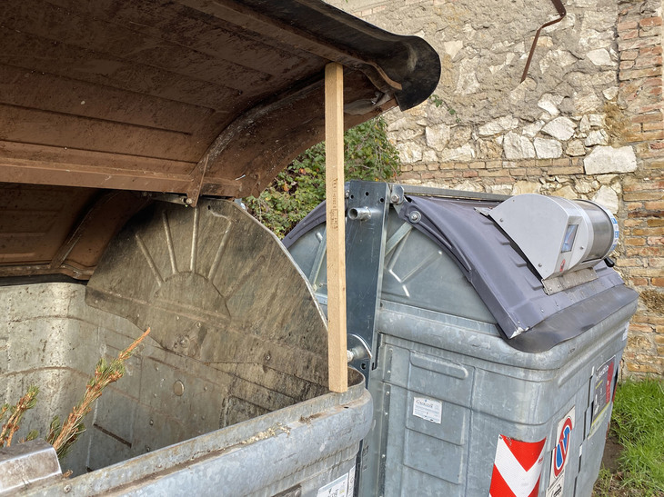 つっかえ棒文化は、イタリア生活のさまざまなシーンで見られる。これは、少し前に導入された認証カード式開閉装置付きダストボックスで。その使いにくさにしびれを切らした住民の仕業と思われる。