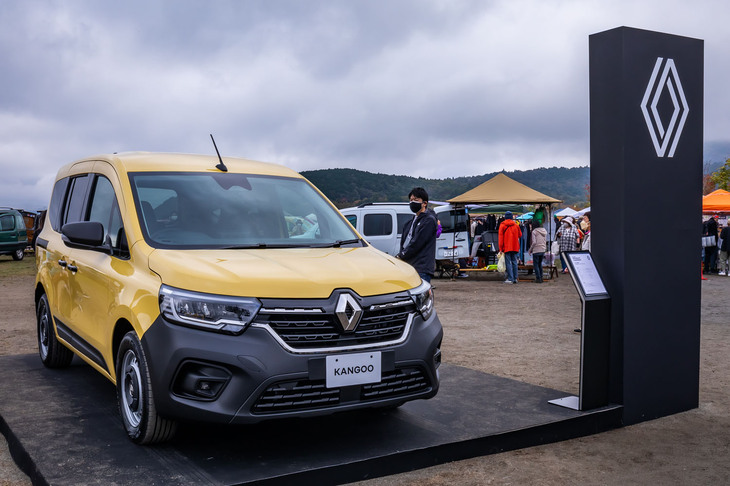 「ルノー カングージャンボリー2022」の会場で、サプライズ公開された新型「ルノー・カングー」。イベント冒頭のステージでお披露目された後、フリーマーケットが行われたカングーエリア1に場所を変えて展示された。