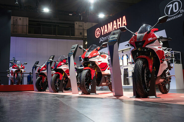 ヤマハは創立70周年を記念し、赤白のヤマハ・レーシングカラーをまとった「YZF-R」シリーズを出展。1999年に発売した排気量750ccのスーパースポーツ「YZF-R7」や、MotoGPマシン「YZR-M1」、スーパーバイク世界選手権参戦マシン「YZF-R1」を展示した。