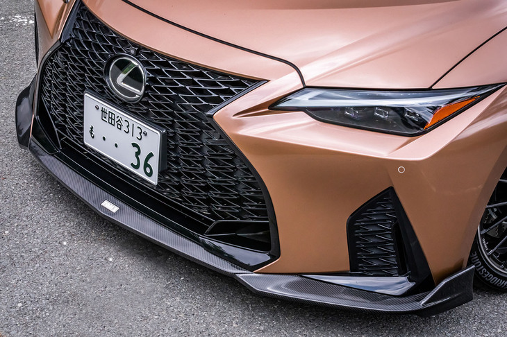 チューンドコンプリートカー「TOM'SレクサスIS」に装着されるスタイリングアイテムは、単品パーツとしても販売されている。写真の「フロントディフューザー」はカーボン製の参考品だが、市販品はFRP製となる。価格は塗装済みパーツが9万6800円、無塗装の素地パーツが8万2500円。