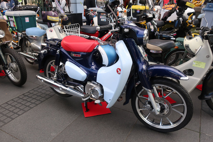 発売されたばかりの「スーパーカブC125」の参加車両。カブらしいスタイルを現代的にアレンジしたもので、かなりスタイリッシュな印象を受ける。タイ生産で125ccエンジンを搭載する。