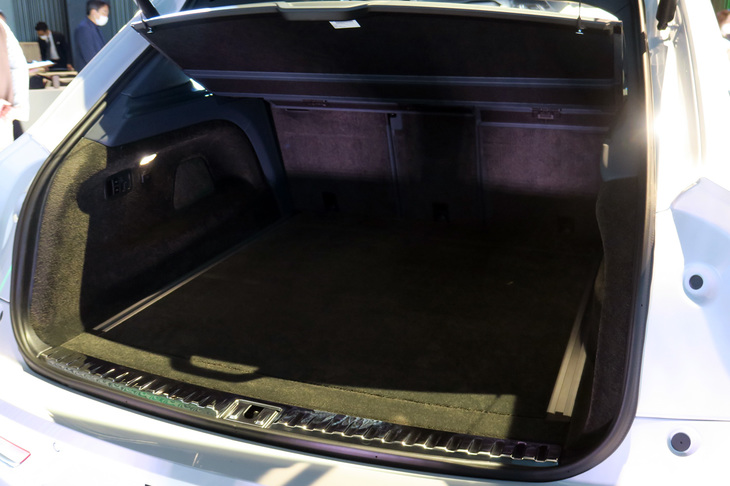 ベントレー・ベンテイガ ハイブリッド（ラゲッジスペース）