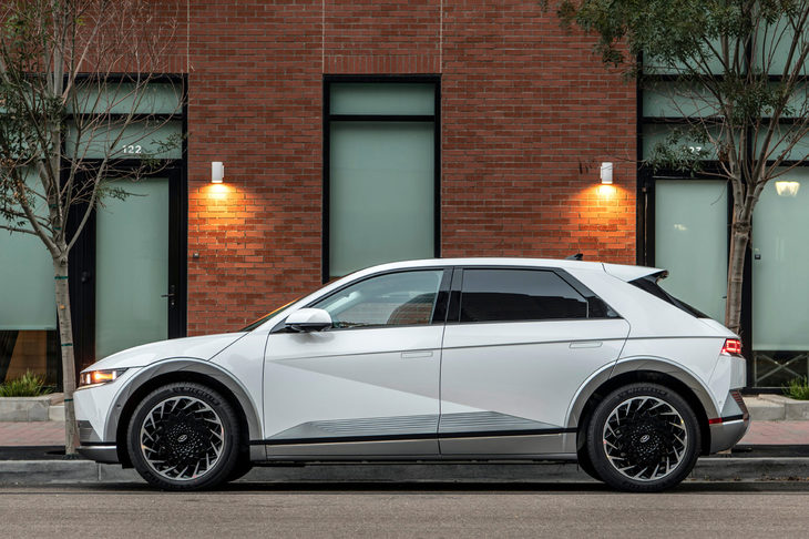 ボディーサイズは全長×全幅×全高＝4635×1890×1645mm、ホイールベース＝3000mm。5ドアハッチバック風のデザインなのでコンパクトカーかと思うが、実際にはかなり大柄なクルマなのだ。