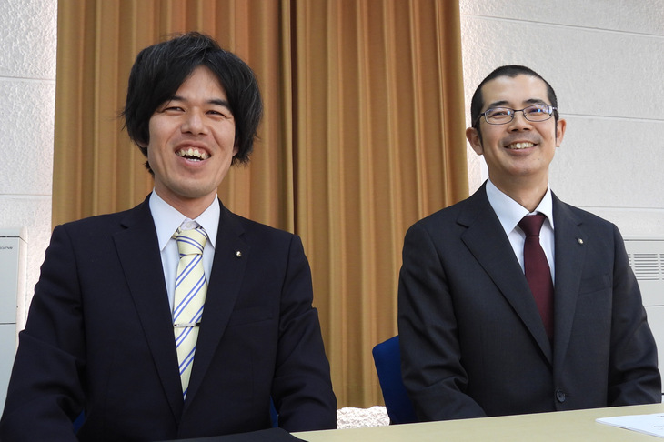 「ジムニー ノマド」についていろいろ教えてくれた、商品企画本部 四輪B・C商品統括部 チーフエンジニアの佐々木貴光氏（写真右）と、四輪車体設計部 アッパーボディー設計課の髙市皓太氏（同左）。