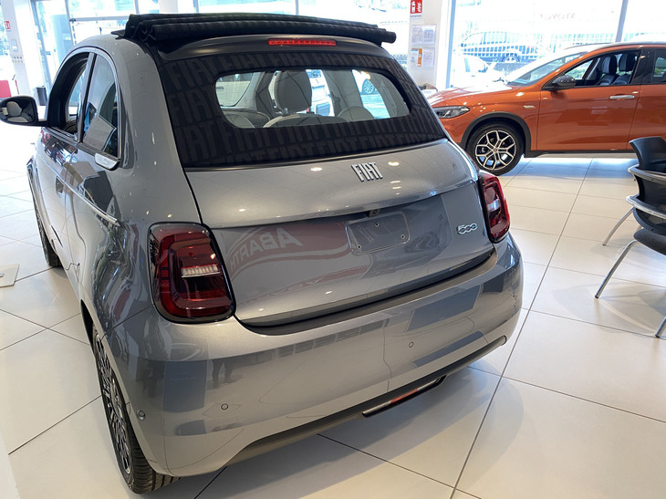 全長×全幅は従来型より拡大されている。最大航続可能距離はWLTPモード値で320km。